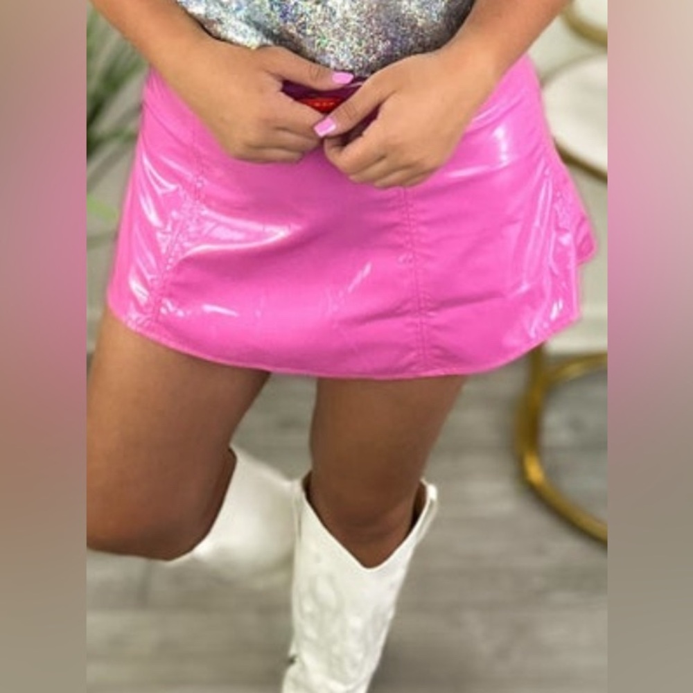 NWOT Pink Faux Leather Skirt/Skort Size Medium. Looks like a Mini💕